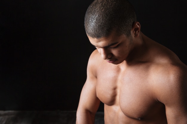 筋肉の裸のアフリカ系アメリカ人の若い男の運動選手のクローズアップ プレミアム写真