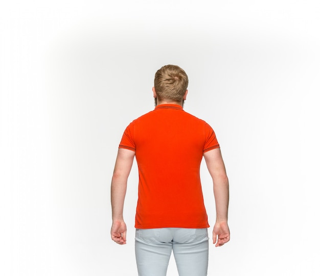 白で隔離される空の赤いtシャツで若い男の体のクローズアップ 無料の写真