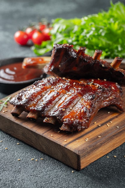 Closeup of pork ribs grilled with bbq sauce. | Premium Photo