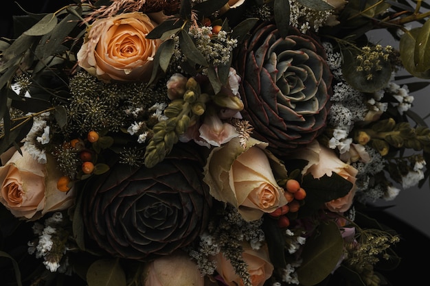 黒にオレンジと茶色のバラの豪華な花束のクローズアップショット 無料の写真