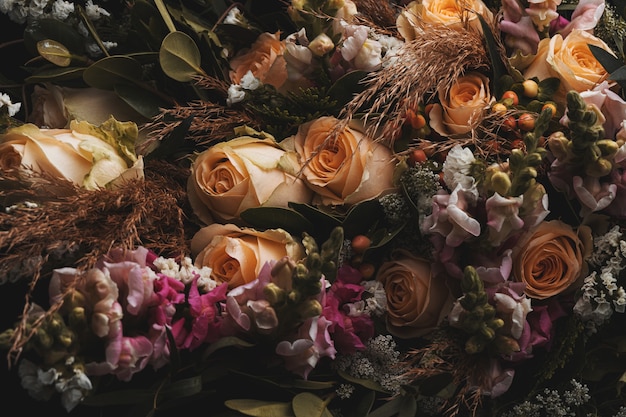 黒にオレンジと茶色のバラの豪華な花束のクローズアップショット 無料の写真