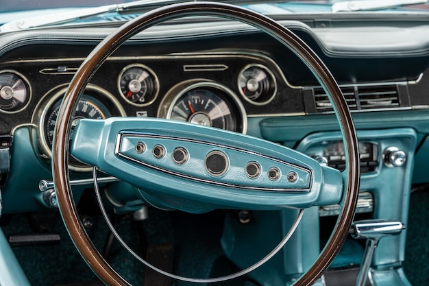 ステアリングホイールを含む 車のターコイズブルーのインテリアのクローズアップショット 無料の写真