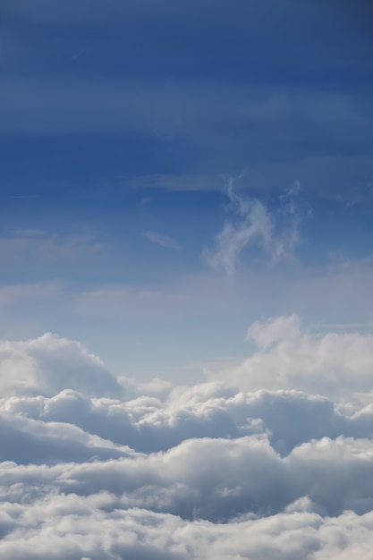 雲のテクスチャの壁紙 飛行機の窓から青空と曇りのフィールドのビュー プレミアム写真