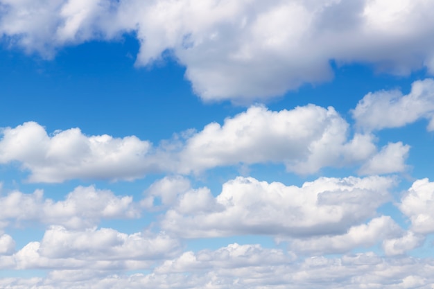 晴れた日に空に浮かぶ雲 プレミアム写真