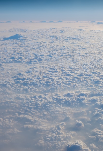 雲のテクスチャの壁紙 飛行機の窓から青空と雲のフィールドのビュー アリエルの恋人 プレミアム写真