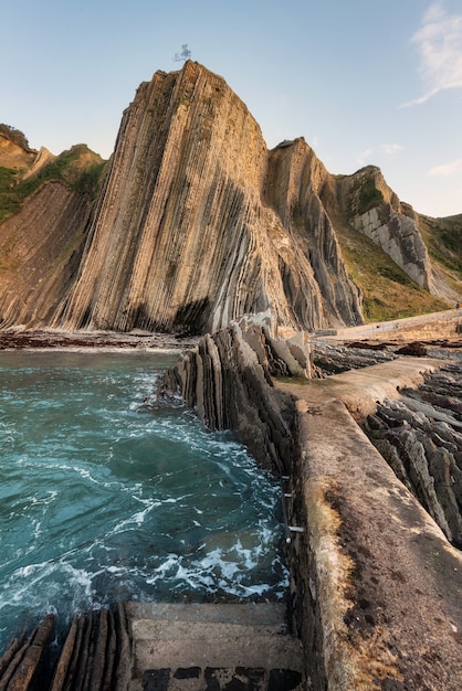 スペイン バスク地方スマイアの有名なフリッシュの海岸風景 有名な地層のランドマーク プレミアム写真