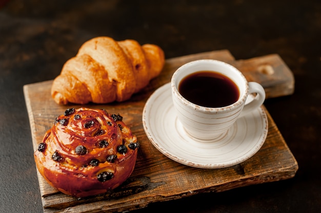 https://image.freepik.com/free-photo/coffee-and-croissant-bun-on-a-stone-table-morning-breakfast_156140-3478.jpg