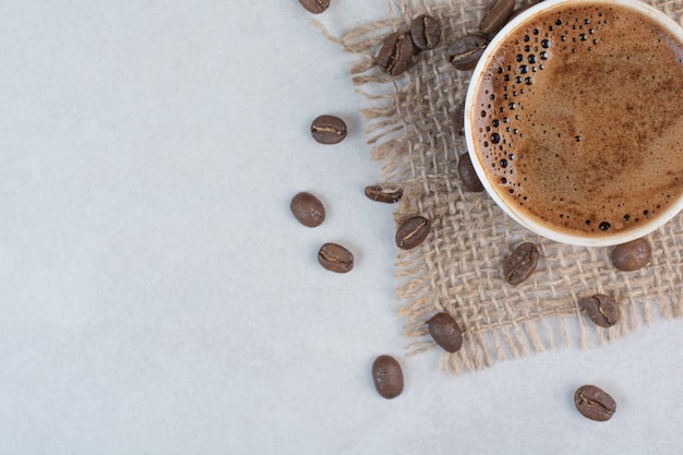 白い背景の上のコーヒーカップとコーヒー豆 高品質の写真 無料の写真