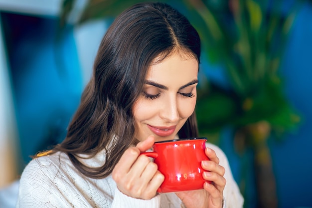 Premium Photo Coffee Time Dark Haired Pretty Woman With A Red Cup In