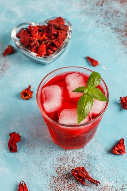 free-photo-cold-brew-hibiscus-tea-with-ice-and-basil-leaves