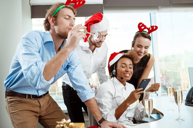 Free Photo | Colleagues celebrating christmas party in office drinking ...