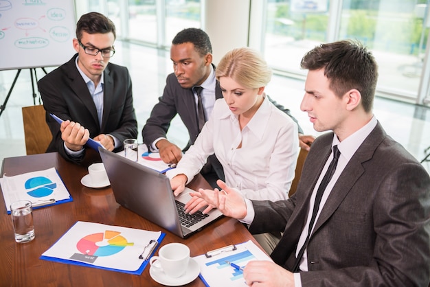 Premium Photo | Colleagues communicating with their boss at meeting.