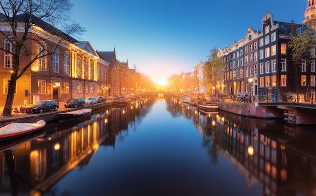 オランダ アムステルダムの夕暮れ時のカラフルな街並み プレミアム写真