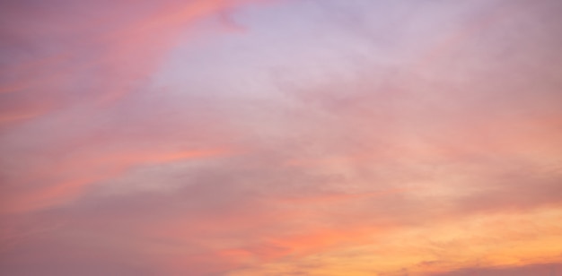 カラフルな雲空の夕日 グラデーションカラー 空のテクスチャ 抽象的な性質のパノラマビューの背景 プレミアム写真