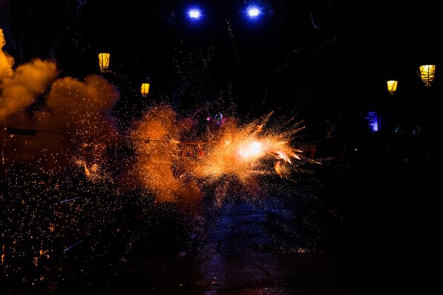 たくさんの煙と火花がある 爆竹と花火がいっぱいのカラフルなmascleta プレミアム写真