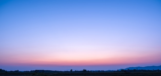 カラフルな夕焼けと日の出と雲 青とオレンジ色の自然 青い空に白い雲がたくさん 今日の天気は晴れ 雲に沈む 空は夕暮れ プレミアム写真