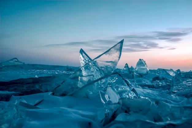 バイカル湖のクリスタルアイスに沈む夕日 シベリア ロシア プレミアム写真