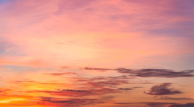 夕方のカラフルな夕焼け空の背景 プレミアム写真