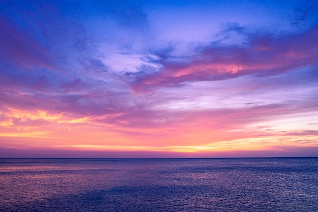 劇的な雲の形成と海の上のカラフルな夕焼け空 プレミアム写真