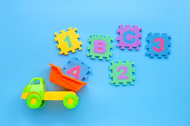 英語のアルファベットと青色の背景に数字のカラフルなおもちゃ 教育コンセプト プレミアム写真