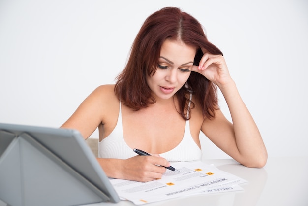 Premium Photo Concentrated Female Analyst Examining Report