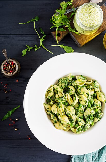 Premium Photo Conchiglie Pasta With Spinach And Green Pea Pesto