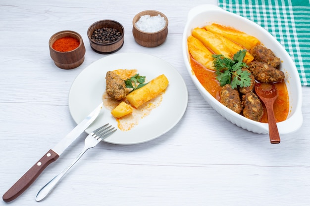 Cotolette Di Carne Cotta Con Salsa Di Patate E Condimenti Di Verdure Sulla Scrivania Bianca Verdura Di Carne Di Farina Di Cibo Foto Gratis