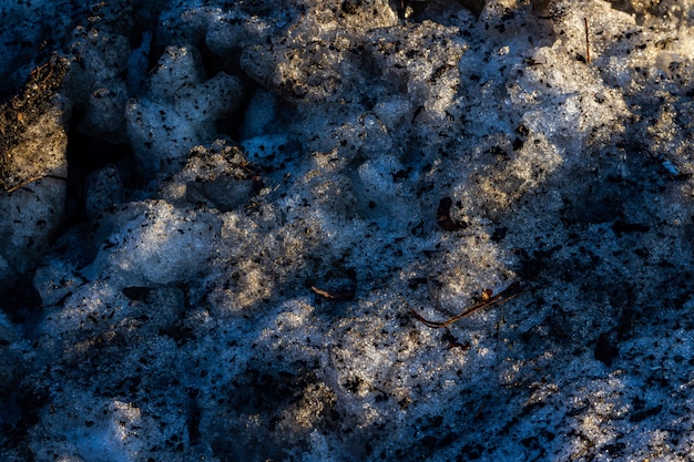 興味深いテクスチャを持つ泥だらけの凍った地面のクールな背景 クールな壁紙に最適 無料の写真