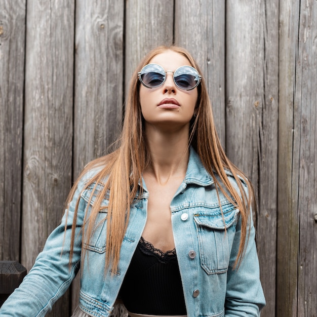 Premium Photo Cool Portrait Of A Beautiful Young Woman With Vintage Sunglasses In A