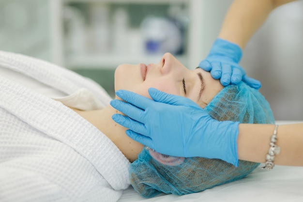 Premium Photo Cosmetologist Make Facial Massage In Beauty Salon
