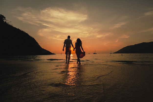 Premium%20Photo%20|%20Couple%20holding%20hands%20on%20the%20beach