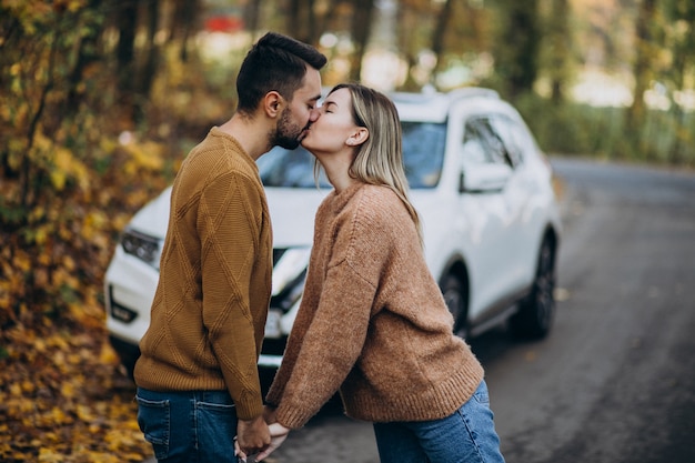 車の前でキスする森のカップル 無料の写真