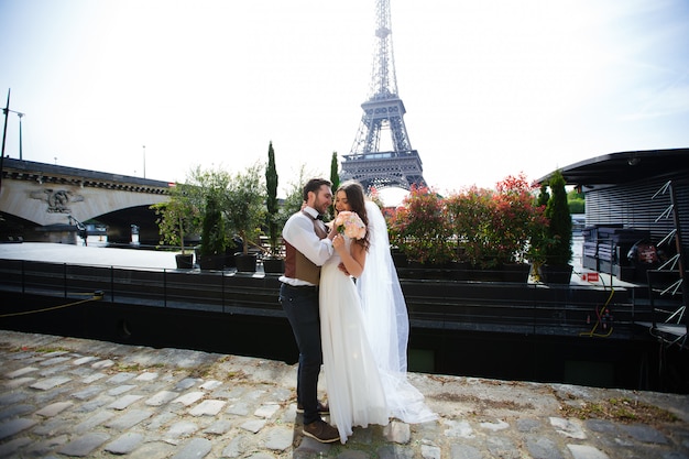 パリの愛のカップル 結婚式の写真 プレミアム写真