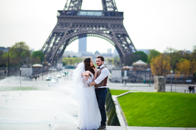 パリの愛のカップル 結婚式の写真 プレミアム写真