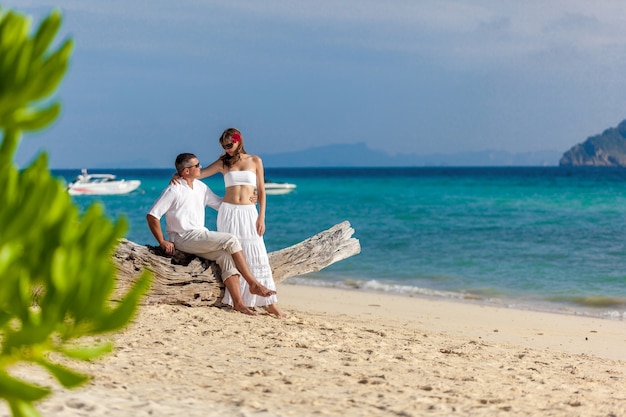 premium-photo-couple-in-love-on-the-beach