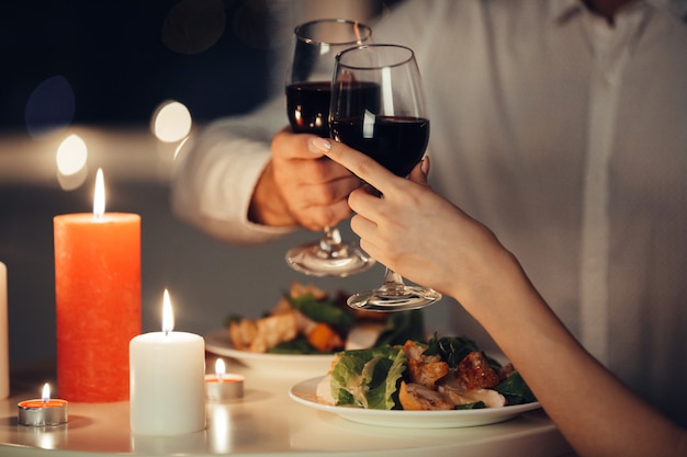 Couple of lovers having romantic dinner at home | Free Photo
