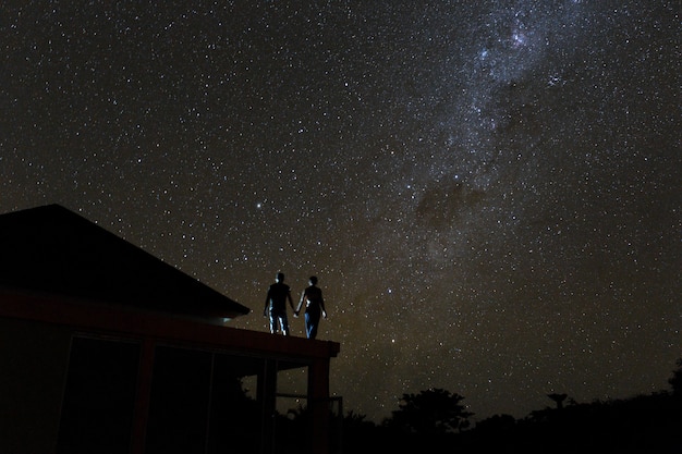 バリ島の夜空にmliky方法と星を見て屋上でカップルします プレミアム写真