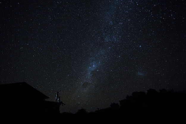 夜の空の星とmlikyの道を見て屋上のカップルします プレミアム写真