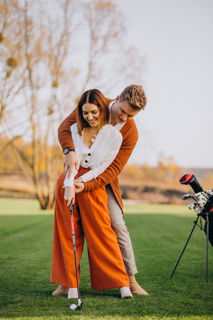 一緒にゴルフをするカップル 無料の写真