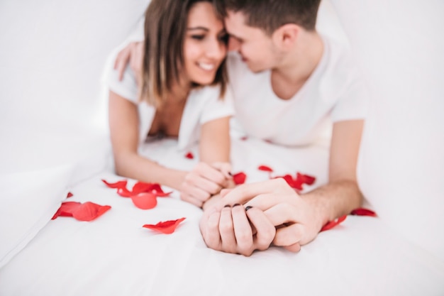 Couple on rose petals | Free Photo