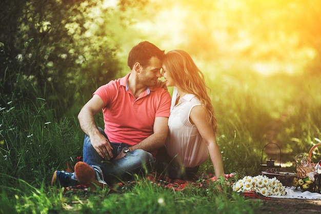Пара, сидя на траве, глядя в глаза друг другу | Бесплатно Фото