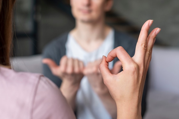 free-photo-couple-talking-using-sign-language