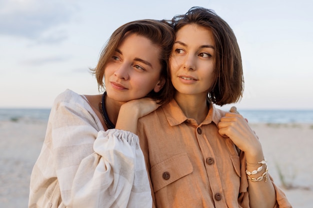 Couple with short hairstyle in linen summer clothes posing ...