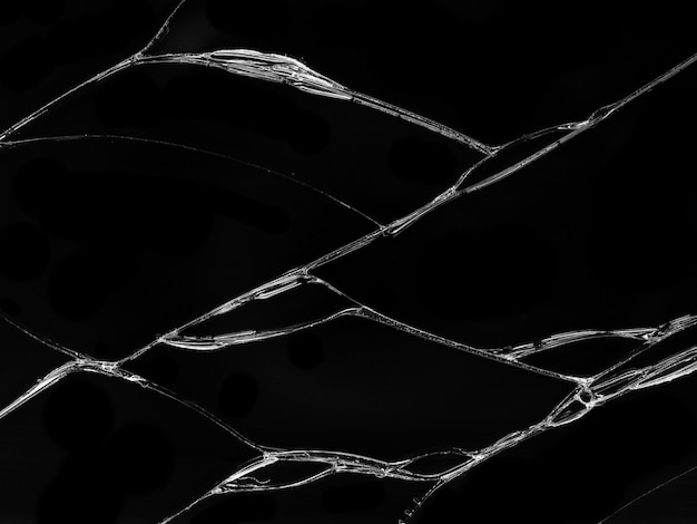 黒い背景にひびの入ったガラスの質感 プレミアム写真