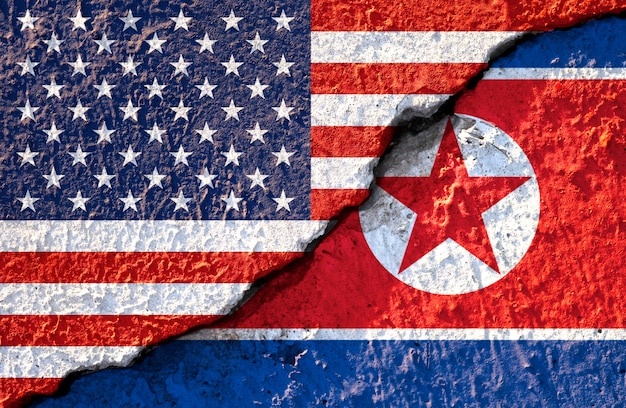 アメリカの国旗と北朝鮮の国旗にひびの入った プレミアム写真