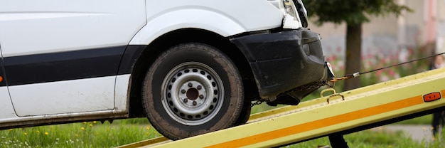 クラッシュした車はレッカー車のクローズアップに浸っています 事故コンセプト後の車の避難 プレミアム写真