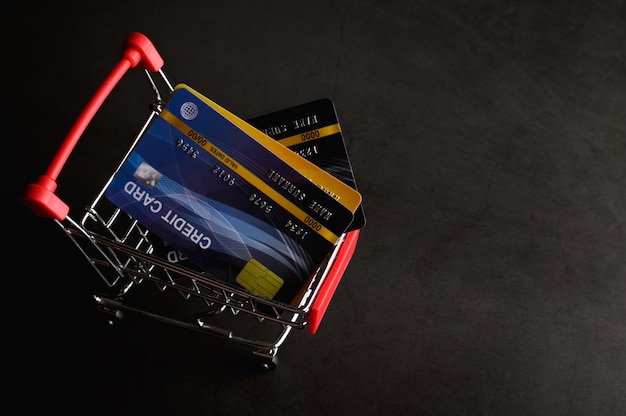 Credit card placed on the cart to pay for the product Photo | Free Download