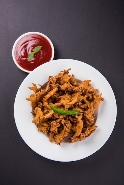 Premium Photo | Crispy Kanda Bhaji Or Bhajji Or Pyaj Pakode Or Fried ...