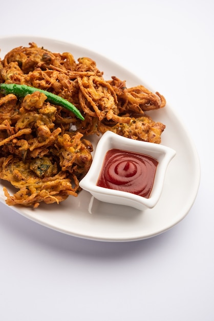 Premium Photo | Crispy kanda bhaji or bhajji or pyaj pakode or fried ...