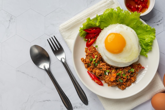 Crispy omelet topped with minced pork and mixed vegetables sauce Free Photo